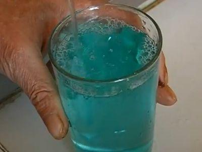 Из кранов малосемейки в Макеевке течет голубая вода